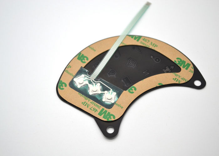 La PC/el ANIMAL DOMÉSTICO cubrió el teclado del interruptor de membrana de la bóveda del metal con la cola del cable del conector hembra